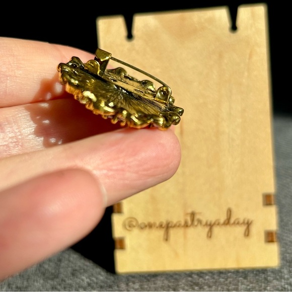 Sparkly Cameo Brooch Pin, Rhinestone Filigree Edging Detail, Black, White, Gold - Picture 6 of 16